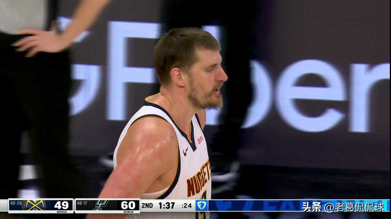 掘金当家球星约基奇再次大发神威了！在今天掘金客场以136：131击败马刺的比赛中