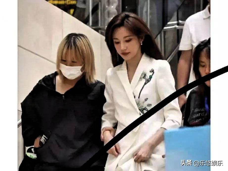 马凡舒下台阶被搀扶一事火了！撕开央视推介会的体面，这细节太真实了……
近期，网友