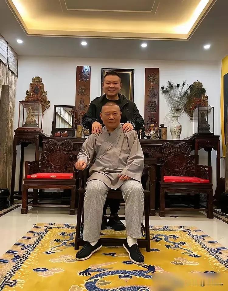 不是我迷信
咋看着这地毯好像有雷
不敢踩上去，这好像也不是一般家庭能用的地毯？