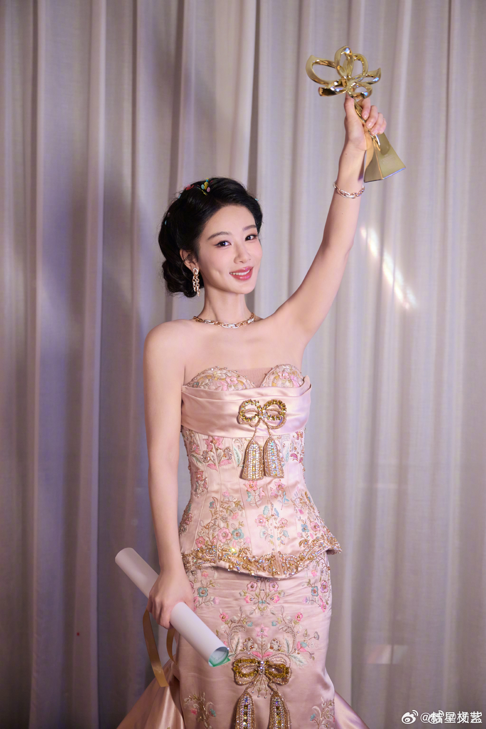 杨紫回应获白玉兰奖杨紫谢谢白菊恭喜 