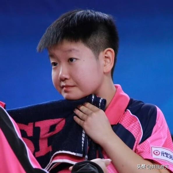 孙颖莎是在2016年开始代表深圳大学出战乒超联赛的。
 
当时她年仅15岁，正值