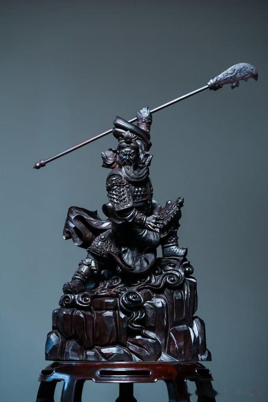 有人说，关公最难雕的不是刀，也不是甲，而是那股“义”。

紫檀色沉如夜，木理深藏