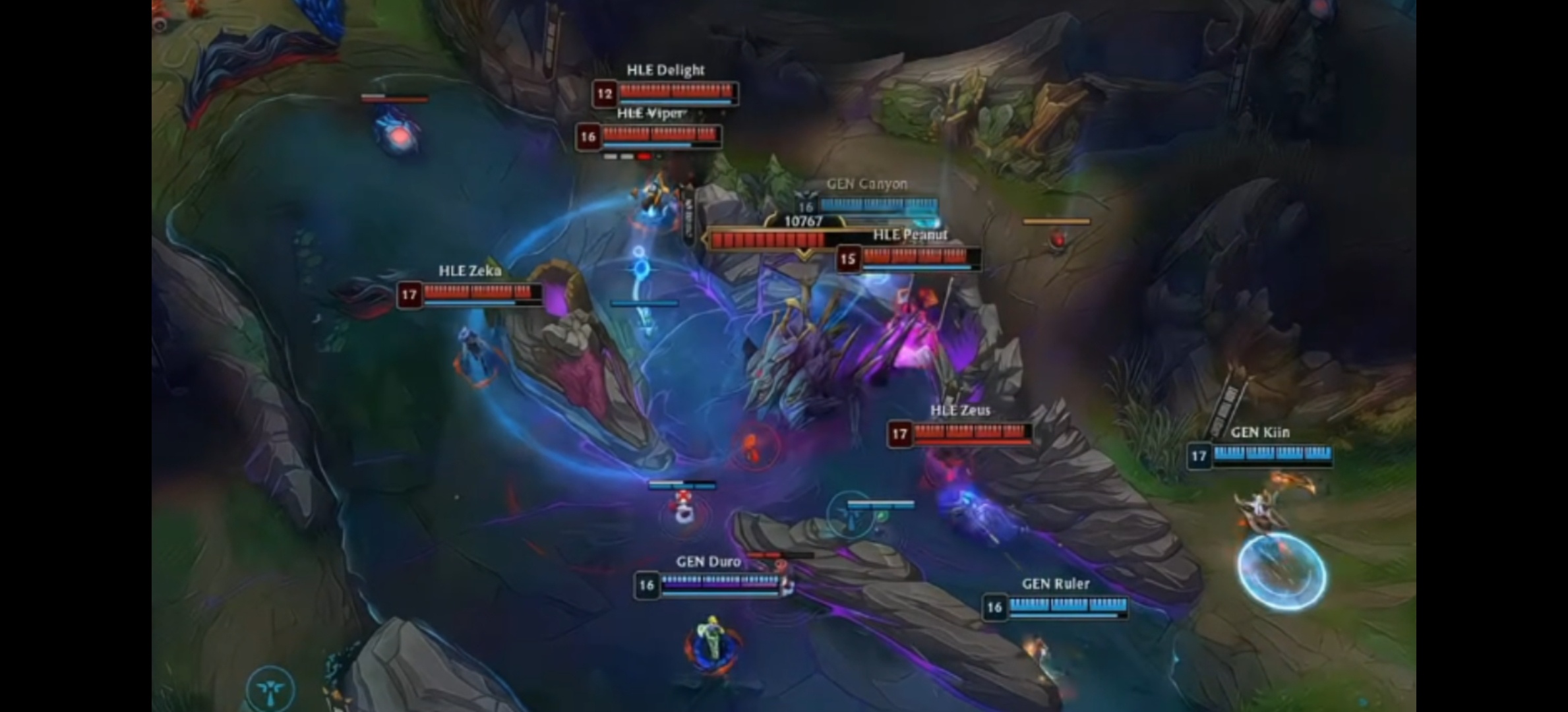 本来两边还僵持着，没想到HLE拍大龙逼团，后撤时爆炸果实害死Zeus，HLE突然