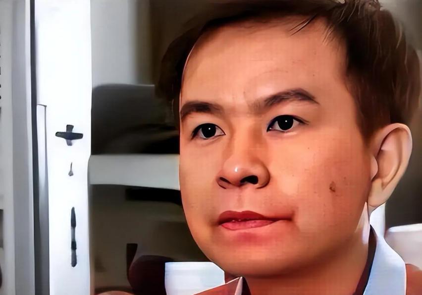 1992年，浙大高材生李红涛被警察逮捕，然而让所有人不敢相信的是，他竟然趁着警察