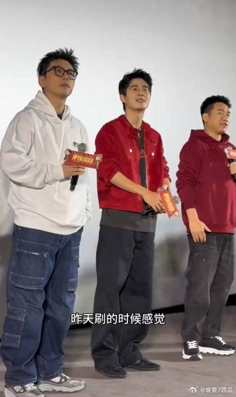 刘昊然路演被观众送巨型火腿  秦福的 “逃跑梗” 在路演延续，观众送火腿督促。刘