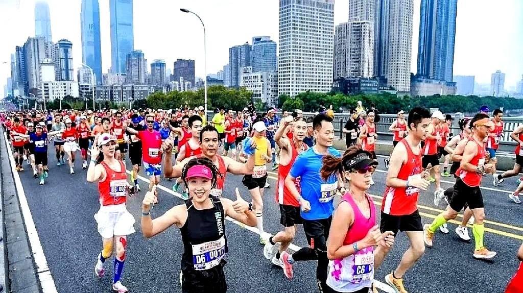 没中签？
短信没响，腿没停。
长沙马拉松中签率18.7%，两万人扑空，但没人真躺
