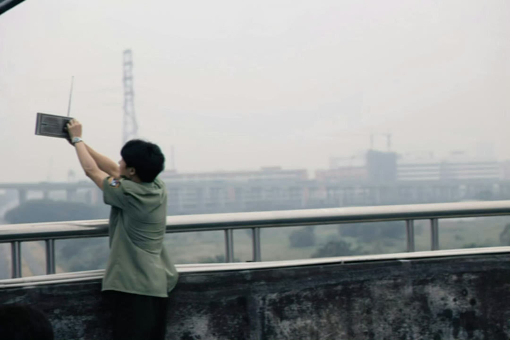 两张动图来看亓sir日常那个年代连收音机信号都得去阳台上搜一定要去看《空枪》 ​