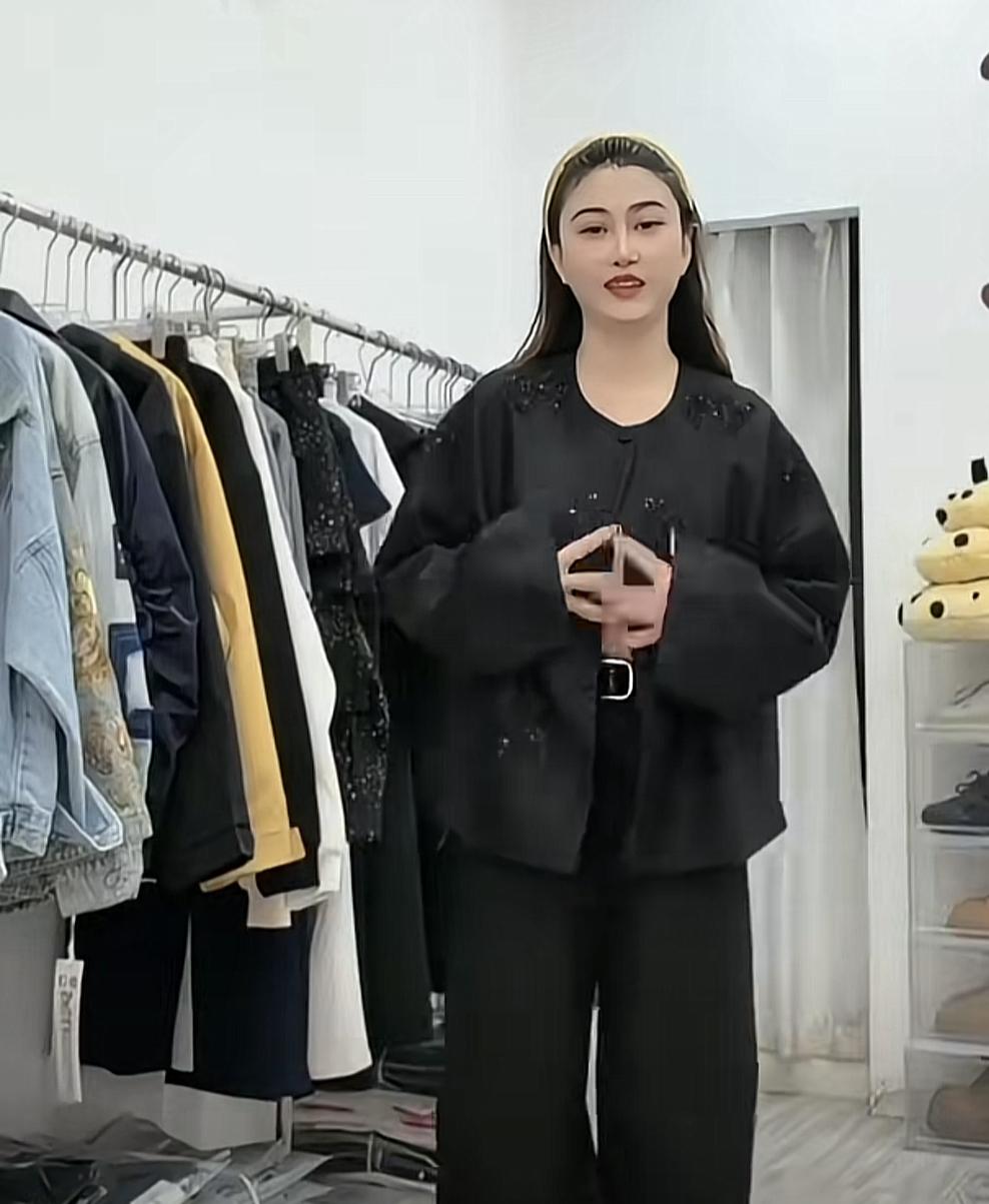 还是不要说，今年是开挂之年，王炸姐直播卖货突发状况！

王炸姐直播时，忽然喊头疼