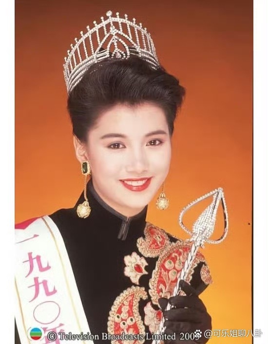 袁咏仪香港小姐含金量还在上升，她在桃花坞走秀一身中式长裙让人感慨回到香港选美时代