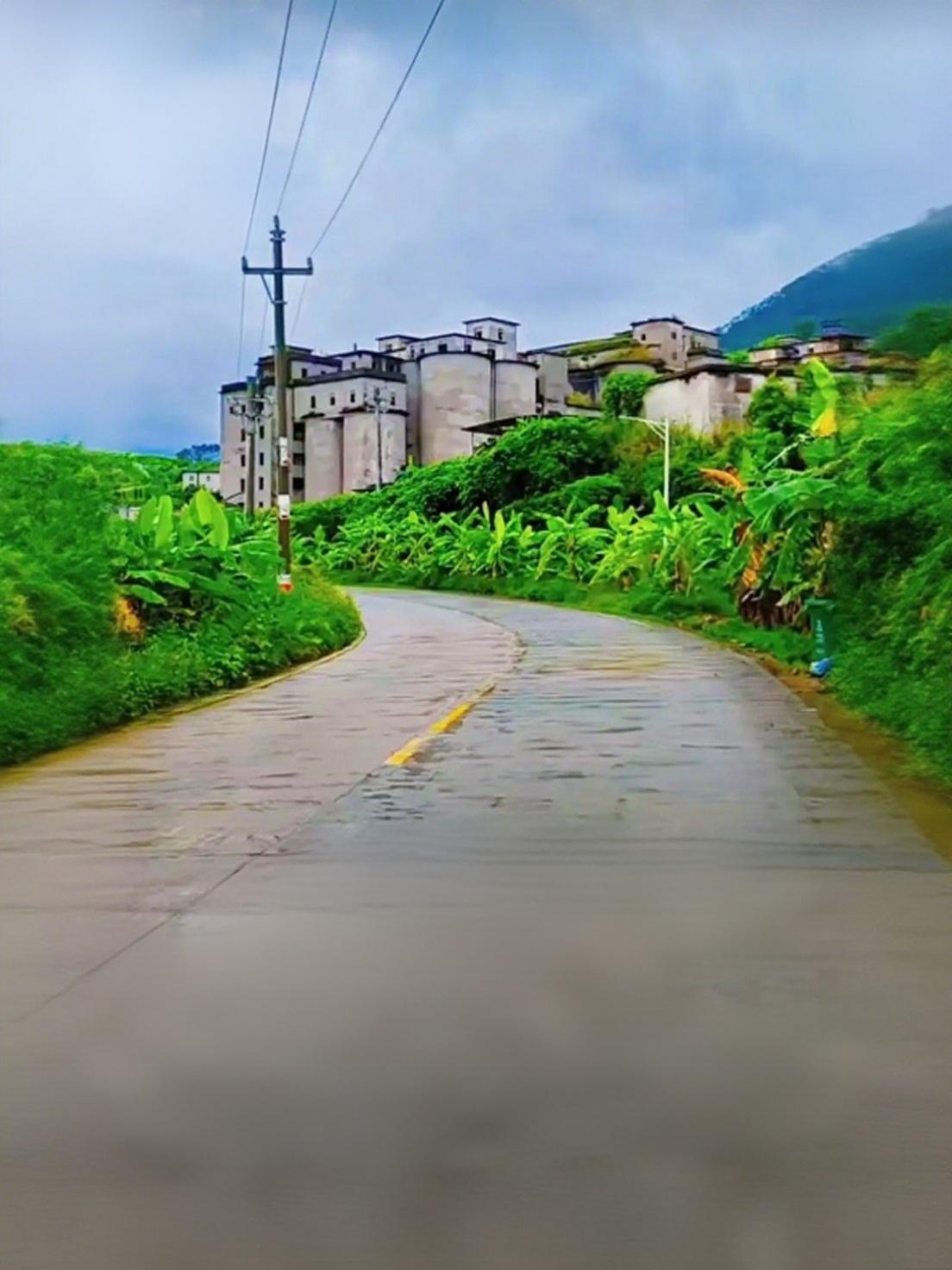 曾经的辉煌

在连绵起伏的青山怀抱中，一条蜿蜒的乡村公路尽头，静静地伫立着一片庞