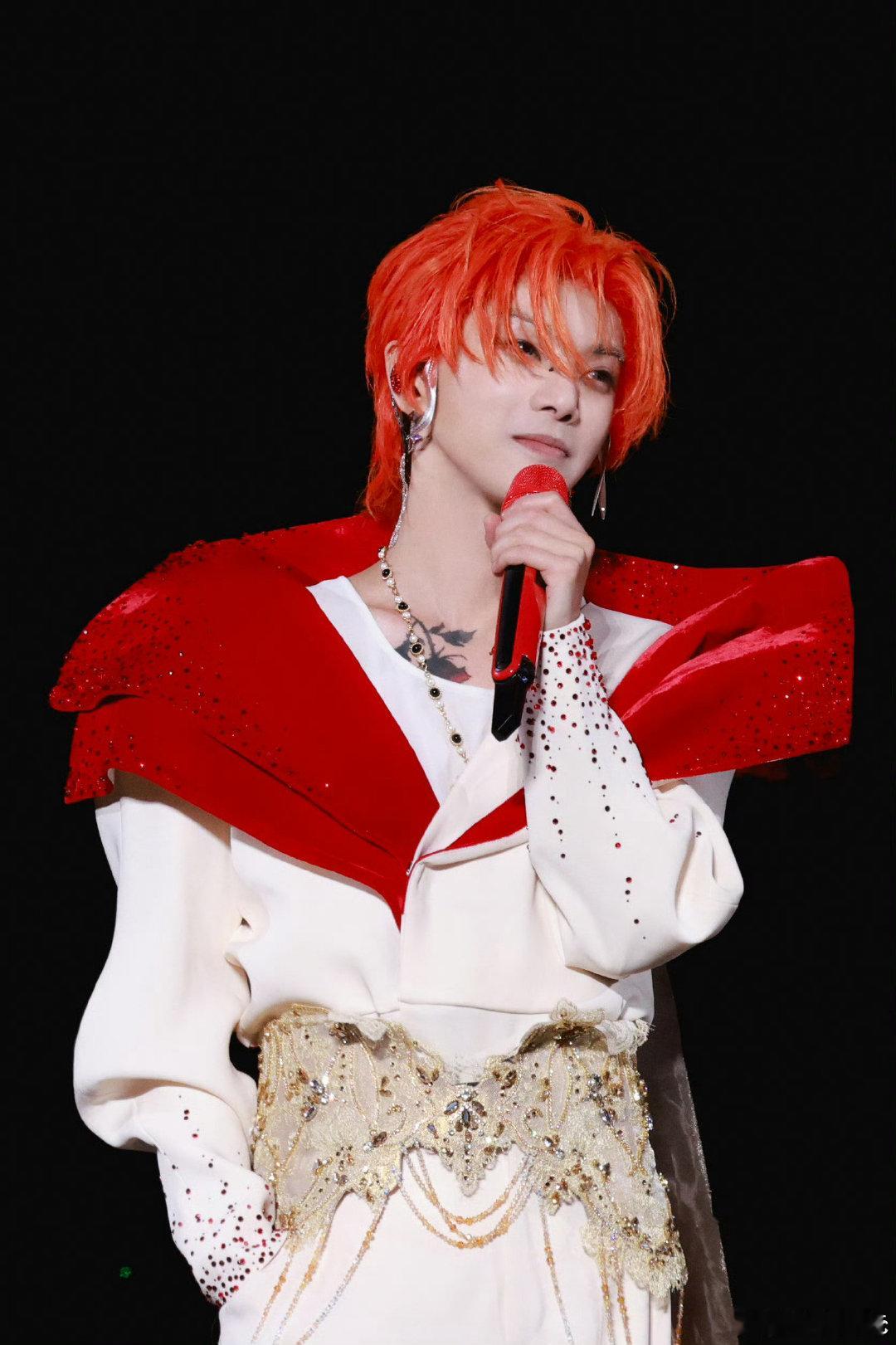 华晨宇 你们在哪家就在哪华晨宇一句“你们在哪家就在哪”在歌迷们的心中奏响了最振奋