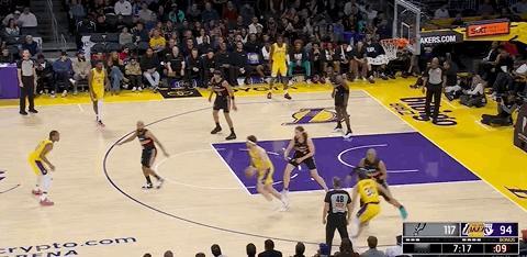 虽然湖人大比分落后，但氛围挺好，蒂米单打奥利尼克，替补席都站起来了马刺vs湖人