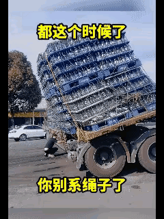 这个货车拉的太多了，估计是踩了急刹，车身和车头成了直角形，车上的货才会偏到一侧。