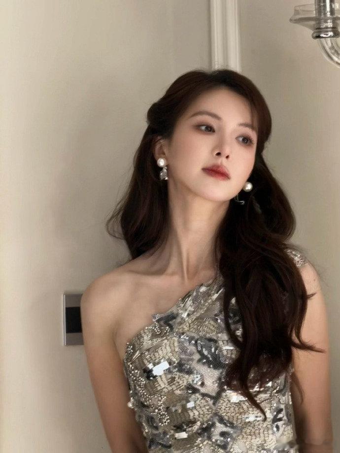 #金晨裙摆间闪烁明亮光泽#金晨身穿银色单肩亮片裙，裙摆光泽似繁星，高贵华丽，在人