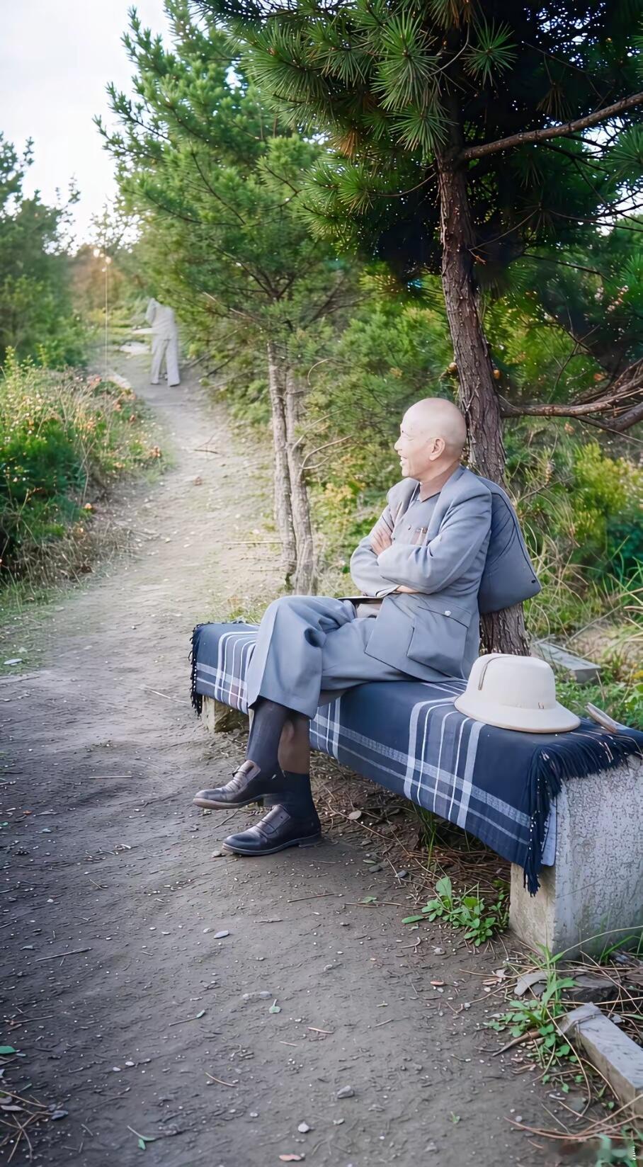 晚年在中国台湾的蒋介石在山野林间小憩历史老照片