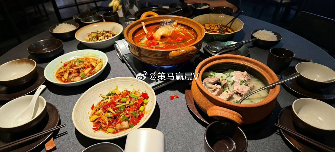 受周末消息偏暖刺激，大盘高开后一度冲击年线附近，随后震荡走弱，午后先看3940-