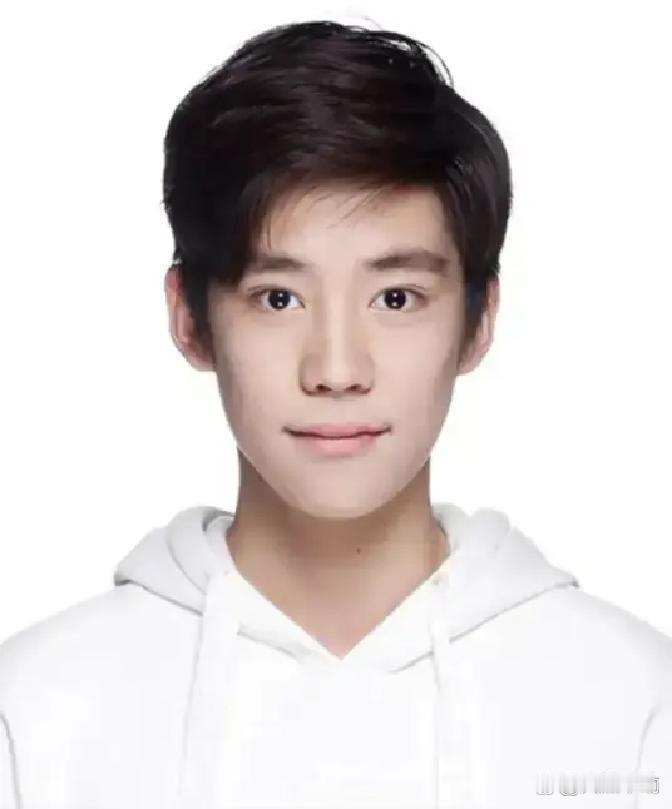 “爸，为什么我有好几个家？”24岁的许何在片场休息时突然问父亲许亚军。

这位刚