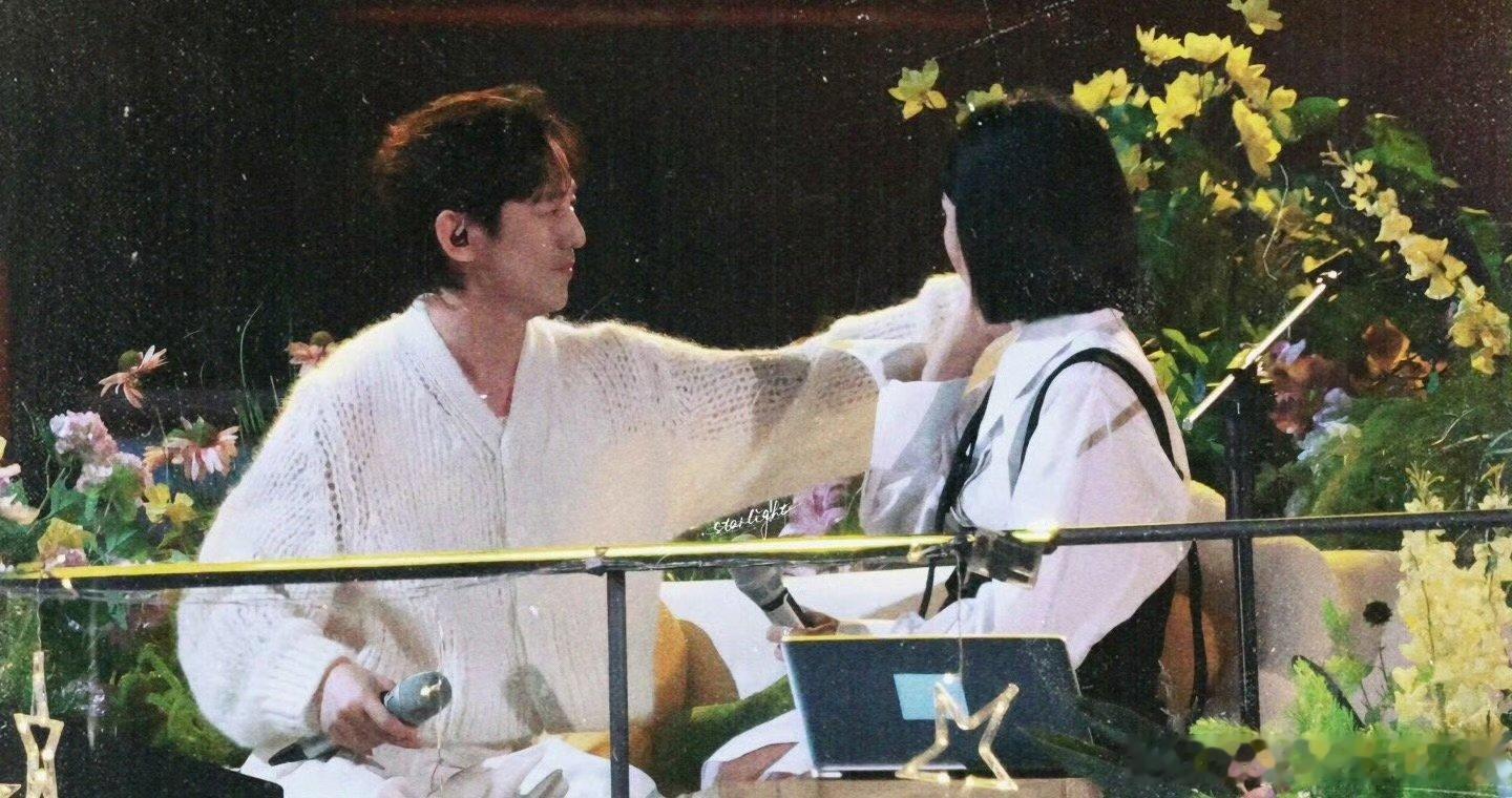 谢娜张杰让何炅睡主卧脑补画面感拉满，何炅睡主卧张杰也在家，网友调侃别安排同被窝 