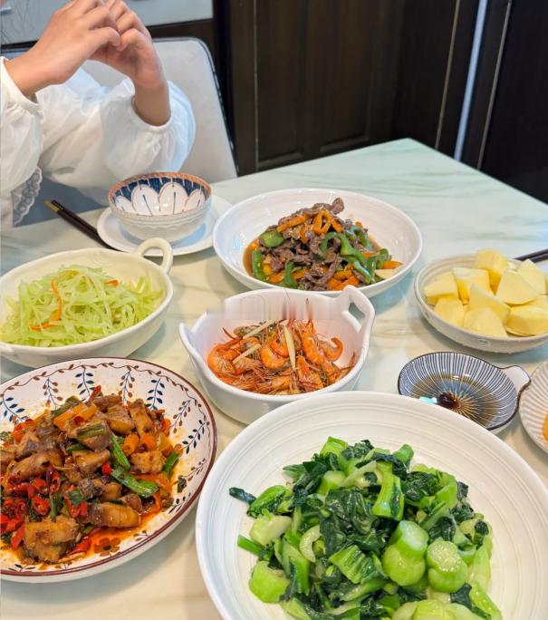 马上期末考了，知道孩子压力大，晚上老婆挨个接回来，一起吃顿晚饭，一家人围坐在一起