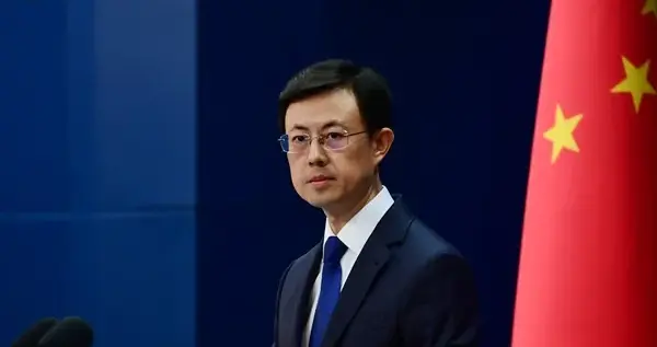 高市早苗在特朗普回国途中与他通话，中方回应