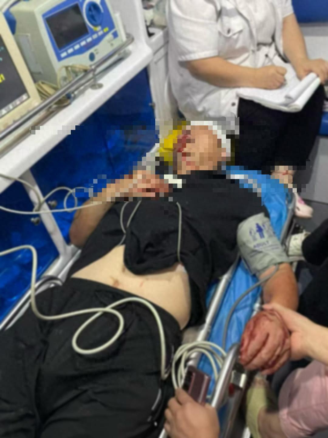 陕西西安，一名58岁男子遭遇车祸，出现脑出血，还有多处受伤，在急救室住了近两个星