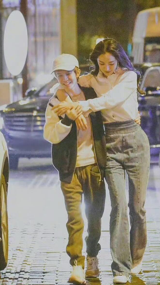 杨幂与郭敬明的友谊真好，这张氛围好nice啊2021年初夏，郭敬明到上海《爱的二