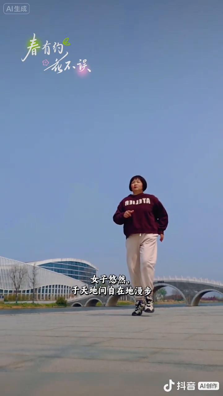 湖畔小径，繁花如诗绘就春日盛景。女子悠然，于天地间自在地漫步。石拱桥上，岁月静守