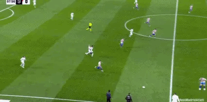 巴尔韦德的速度着实惊人，仿佛开启了氮气加速一般。

他完成人球分过，接着直线飞奔