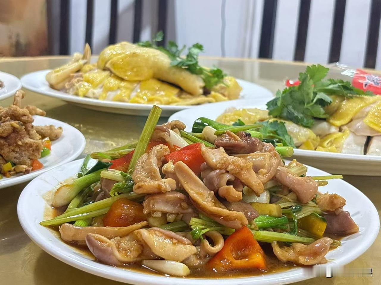 白斩鸡一上桌，皮黄肉白，看着就很有食欲。广西的白切做法很有名，像博白猪鸡鸭鹅皆可