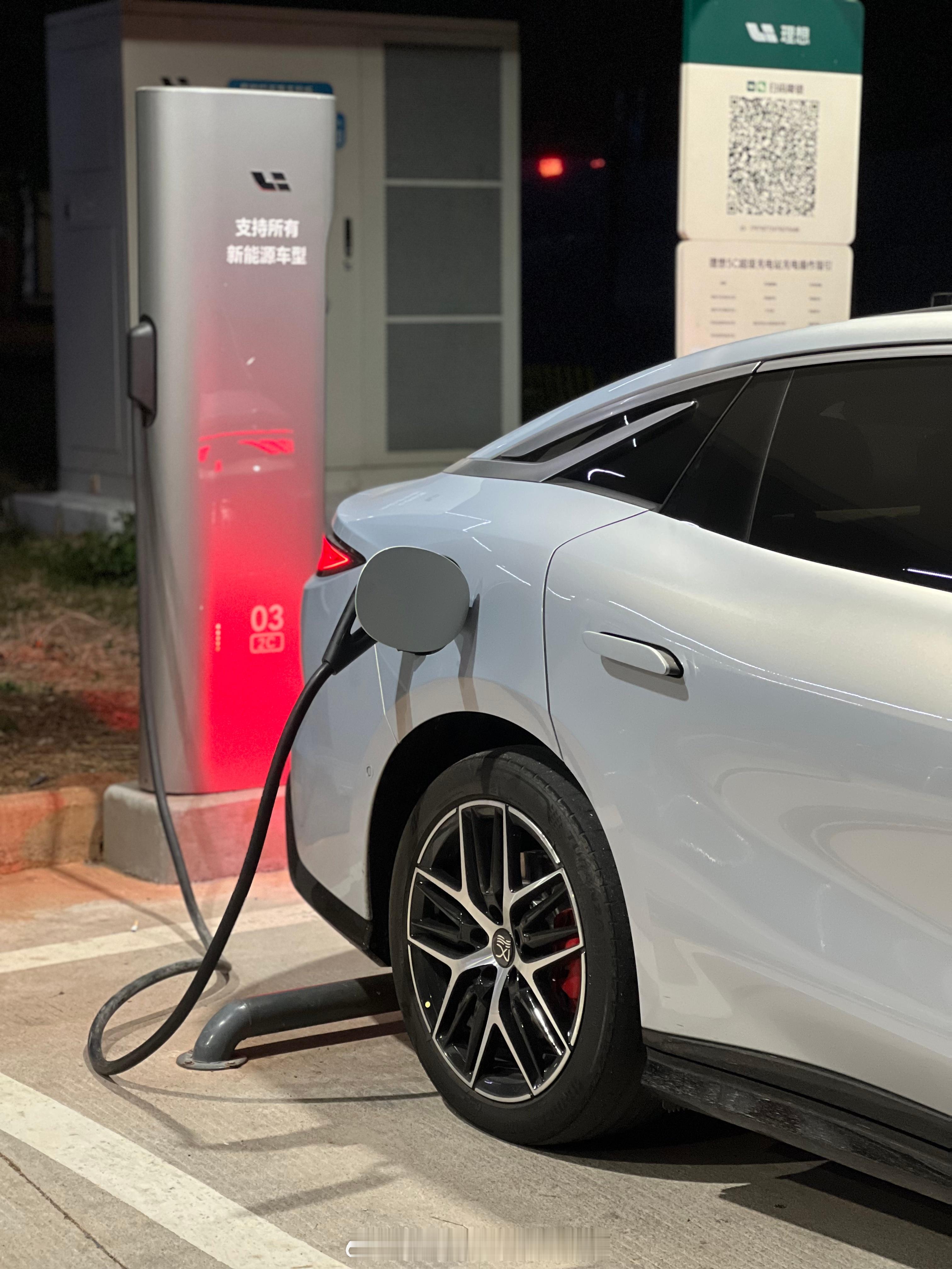 最后开汉L回程的同事，都跟着沿途搜理想充电桩了。原话：桩端维护好，功率稳定，外观