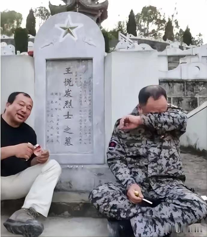 2013年，退伍军人韩维民去麻栗坡烈士陵园给战友王悦发扫墓，负责管理的张园长告诉