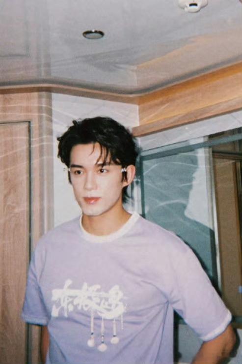 才看到吴磊W中文版大片，好港男！ ​​​
