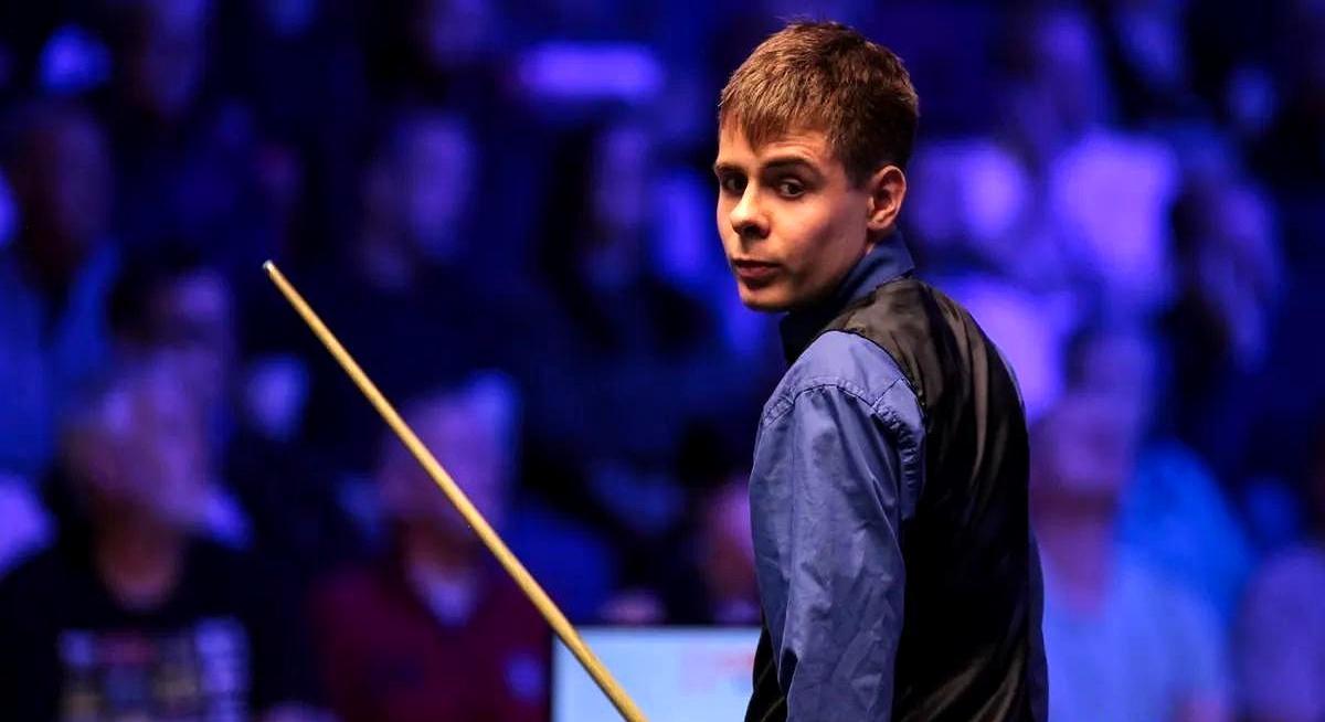 你敢信吗，降级两年的乌克兰小伙硬生生打回了斯诺克职业赛。
 
21岁的安东·卡扎