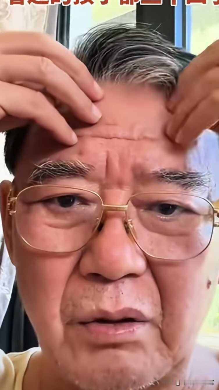 李立群分享自己拍摄《春光灿烂猪八戒》的趣事，老龙王疯了，把自己的角吃了。
李立群