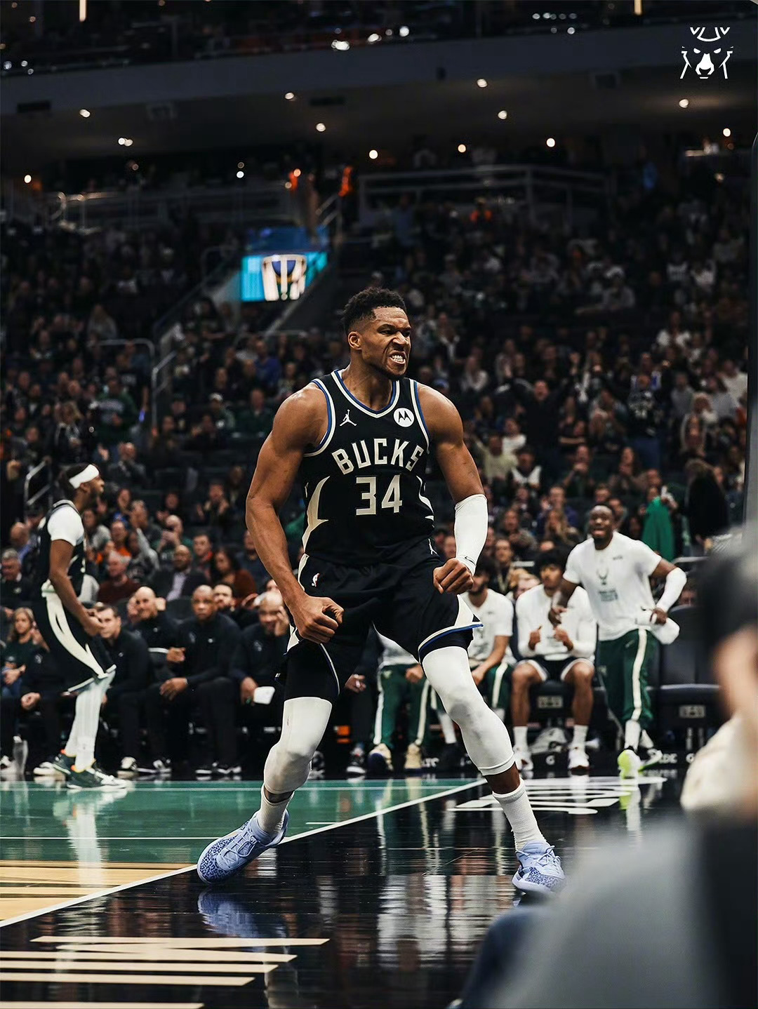 TA记者Sam Amick在节目中谈到了雄鹿球员扬尼斯-阿德托昆博的相关流言：“