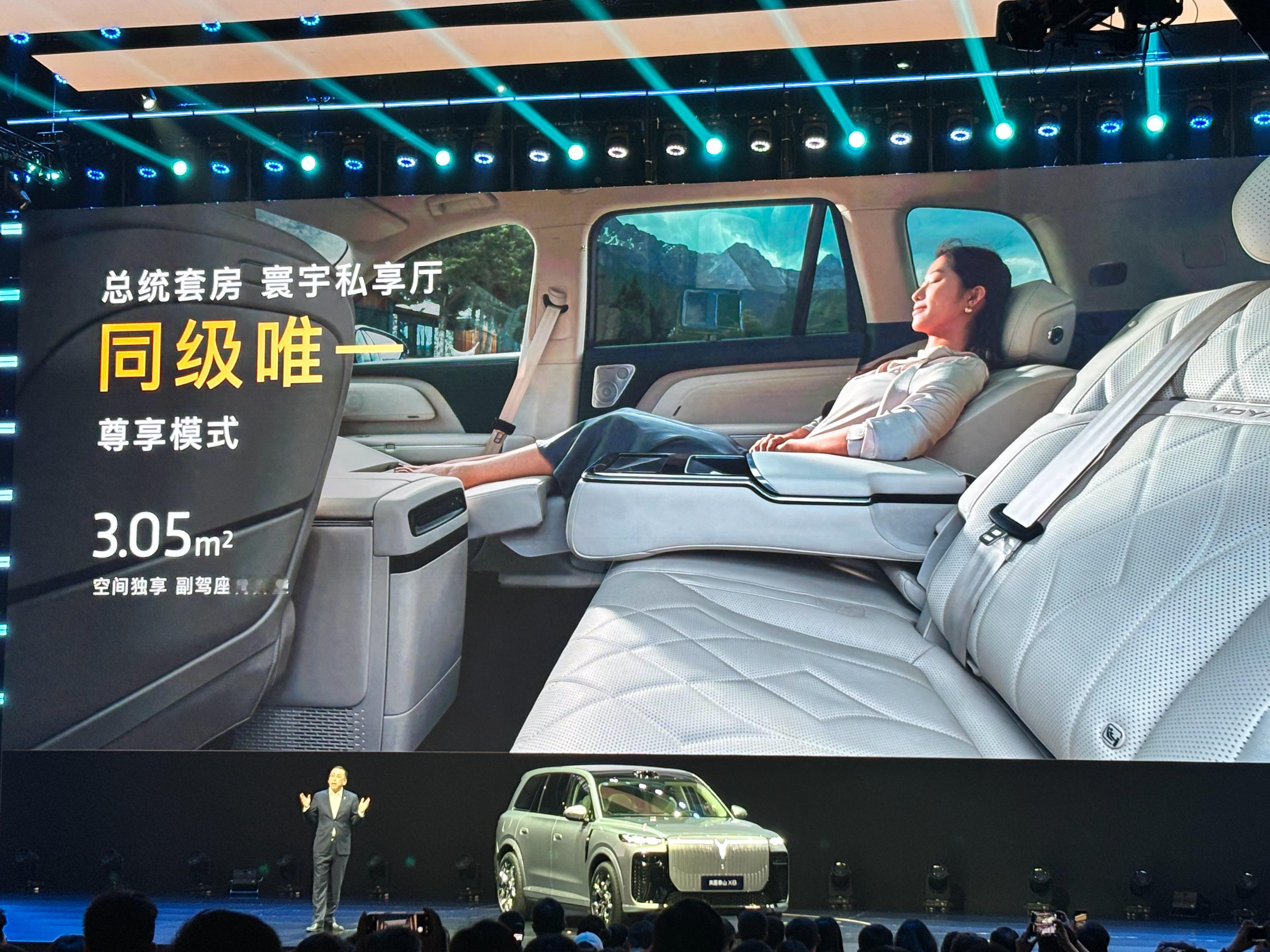 泰山X8挺会玩，后备箱装888杯饮料，直接开上来会场，一人发一杯 五座天然的大空