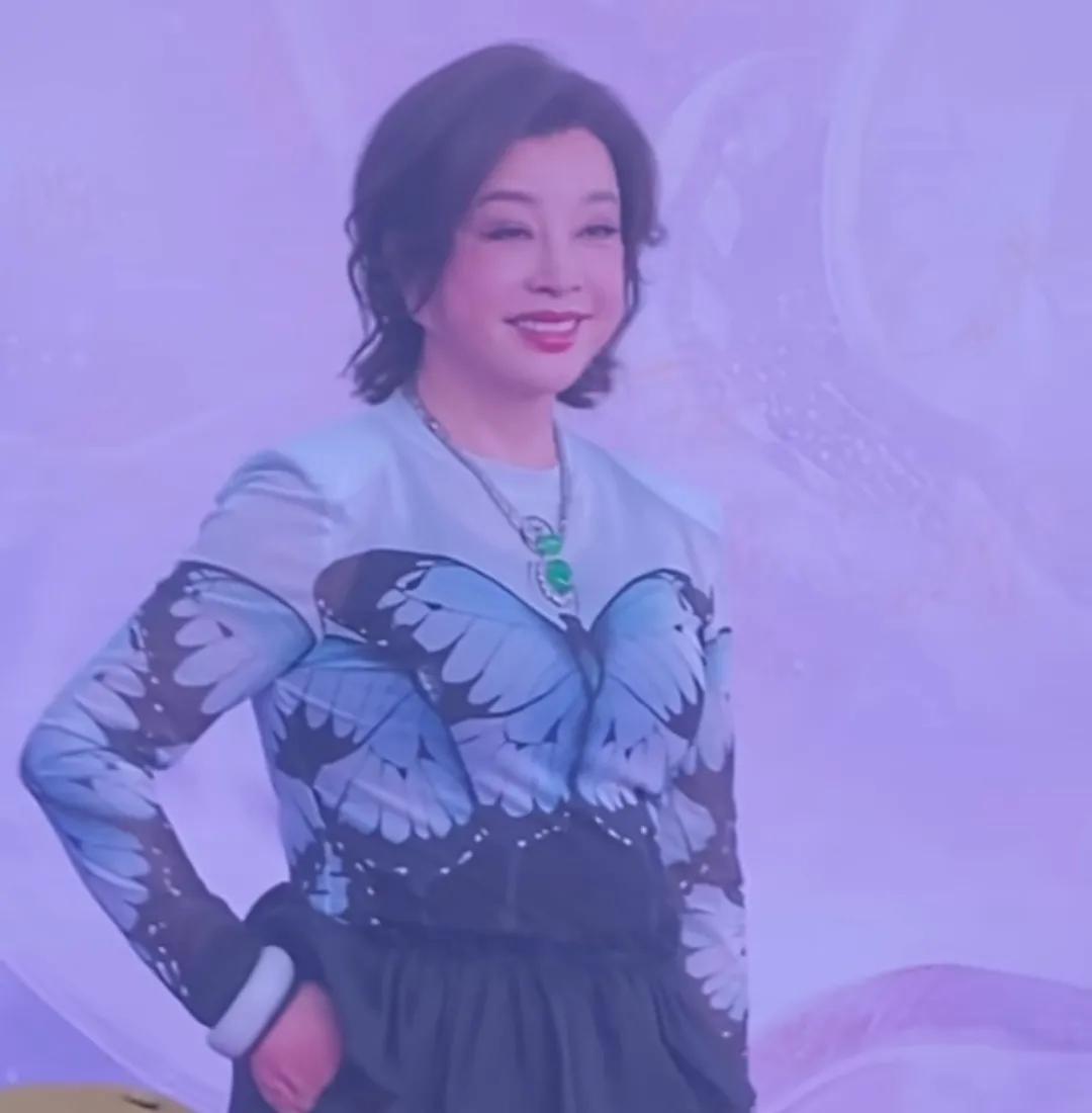 8月9日下午，著名演员刘晓庆穿淡兰色“蝴蝶装”出席第38届百花奖活动。