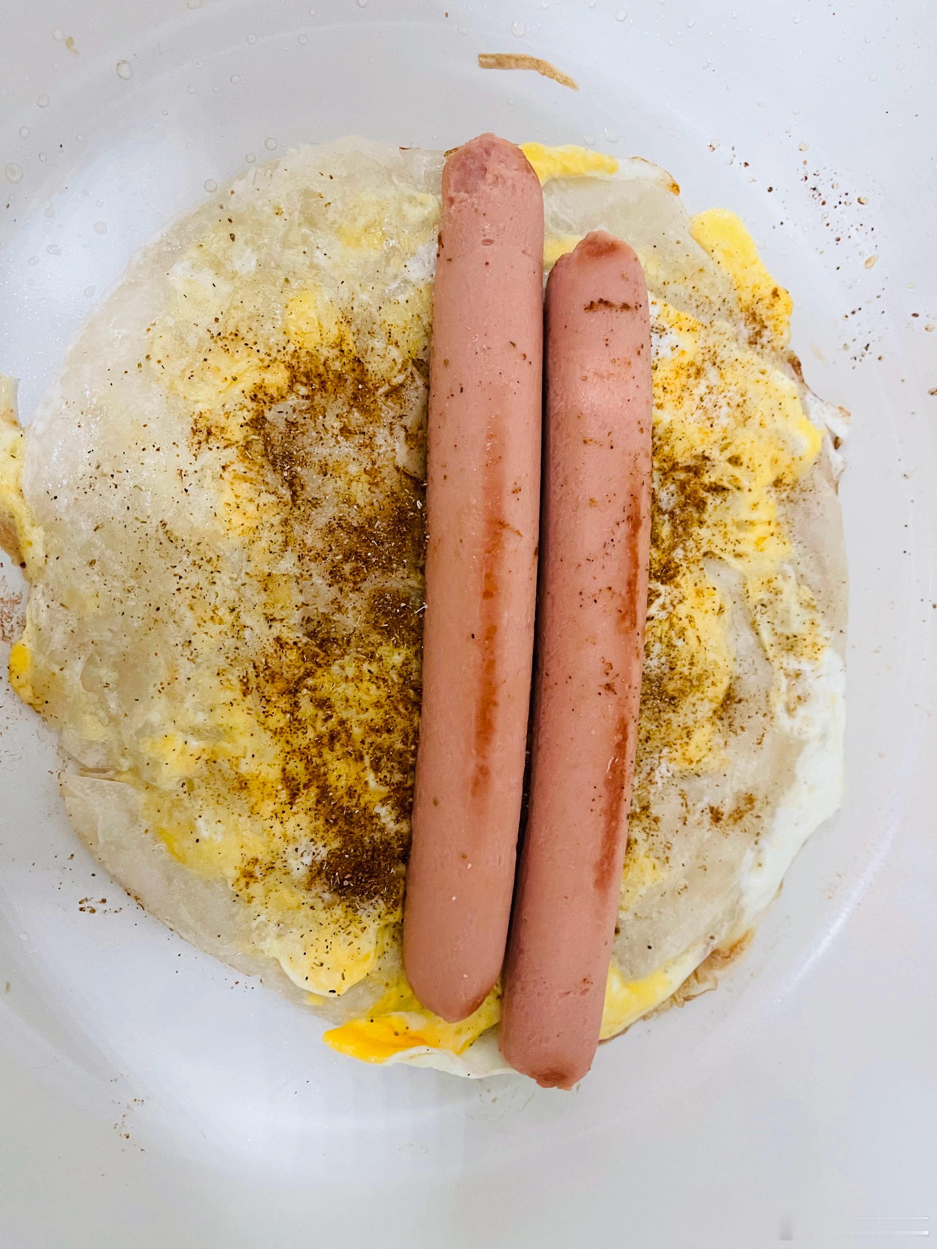 一份手抓饼，一份意大利面。家中二位领导的早餐，以及一位小领导今天的水果。[可爱]