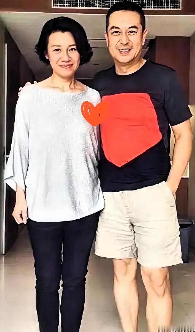 他俩真是“般配”，都是不在脸上下功夫的人！她不爱“打扮”，白色上衣黑色裤子真是太