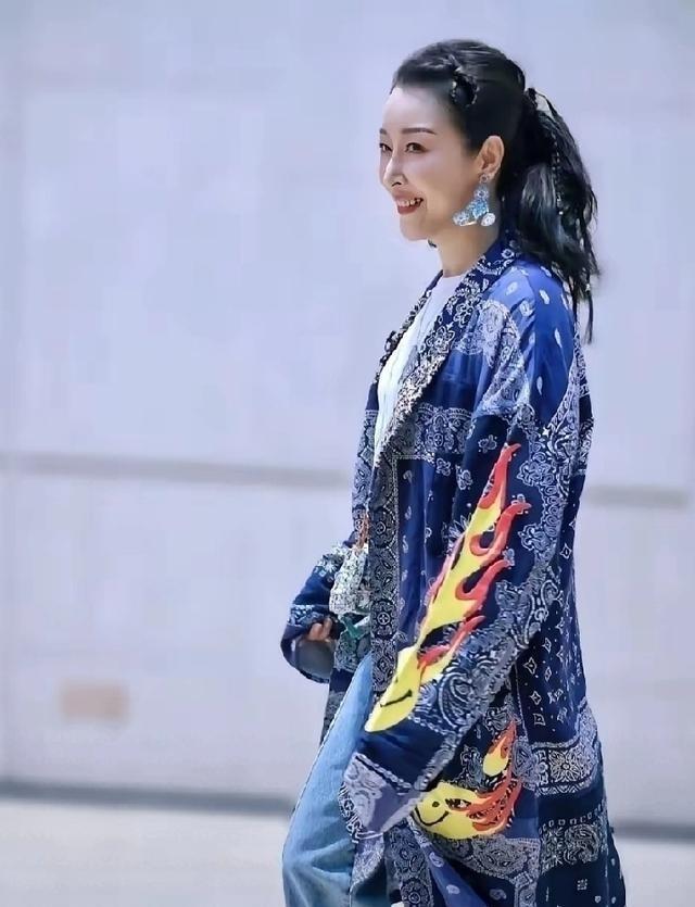 别再只盯着孙悦54岁的脸了，她家真正的钞能力，藏在儿子吴文祺的泳池里。
很多人现