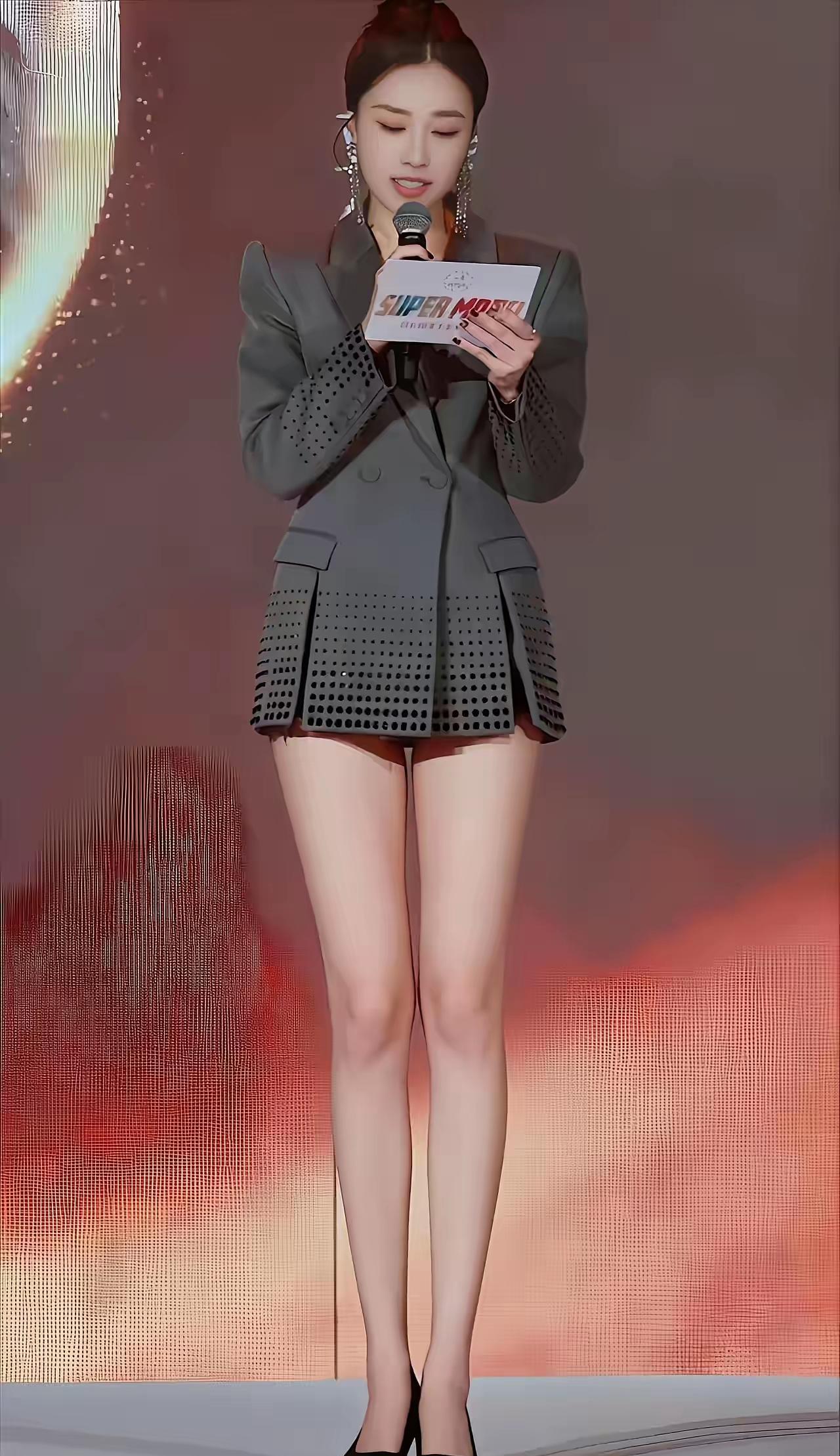 手机壁纸背叛了你的审美惯性。
昨晚后台我撞见李老师。
不是谢幕时的华服，是汗湿的