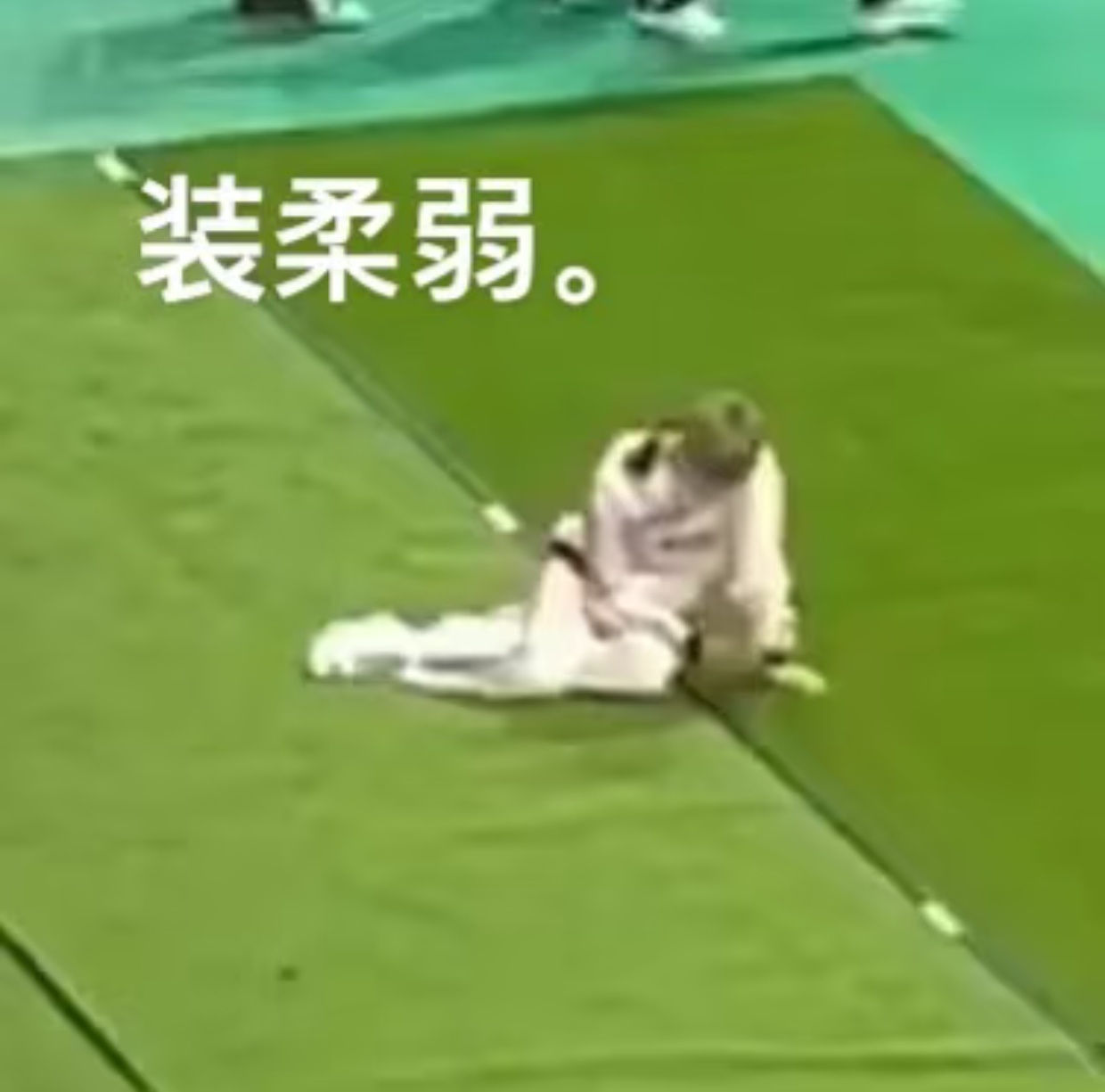 问食堂昨天刚吃了豆芽怎么今天还是豆芽，答曰昨天绿豆芽今天黄豆芽 