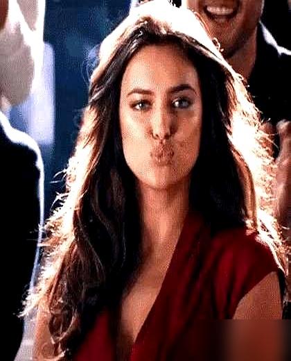 柜姐出身的乔治娜，终于用一枚120万美元的钻戒，彻底锁死了C罗。就在刚才，这枚2