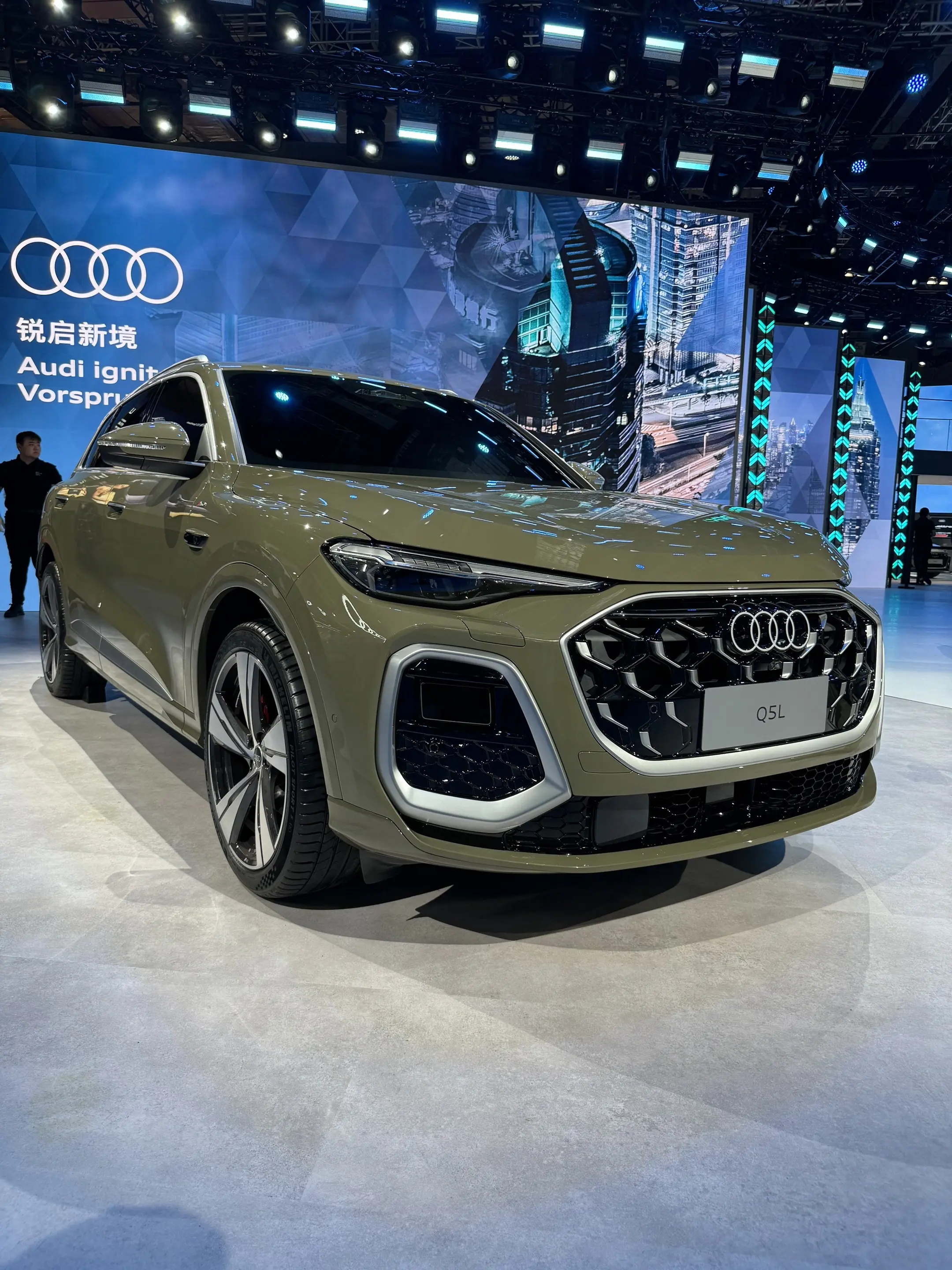 没让大家失望！全新奥迪Q5L卡其棕。尺寸进一步加大，车长4842mm...