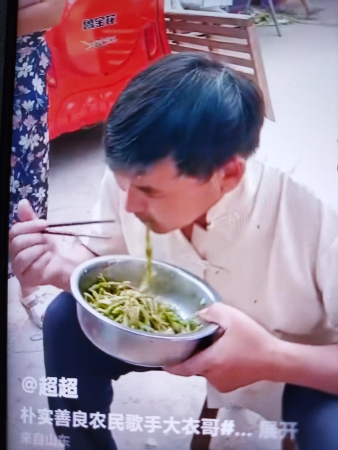 大衣哥朱之文就这么吃饭，还能减肥？

这家伙的，吃饭不用碗了都用盆装了。

虽然