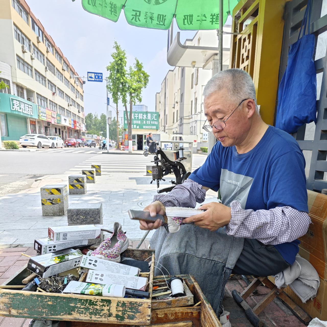 这位修鞋师傅不但修鞋手艺好，而且为人善良真诚实在，在这一带很有口碑。
我虽然在他