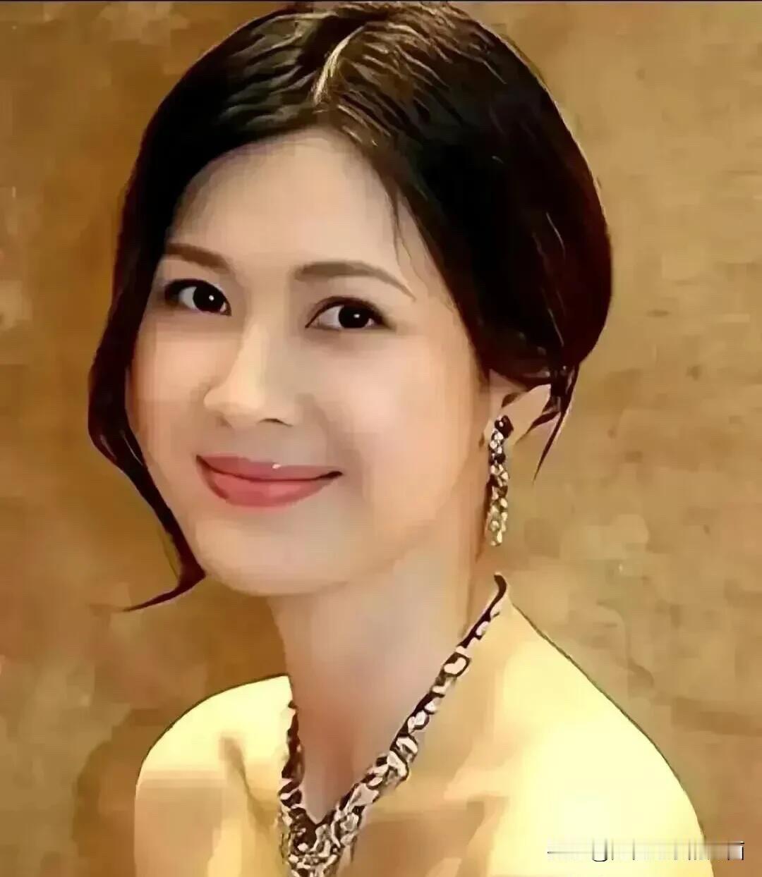 不愧是最美的亮剑女神，她的皮肤白，脸圆润，五官精致气质洋气，身上的那份从容、优雅