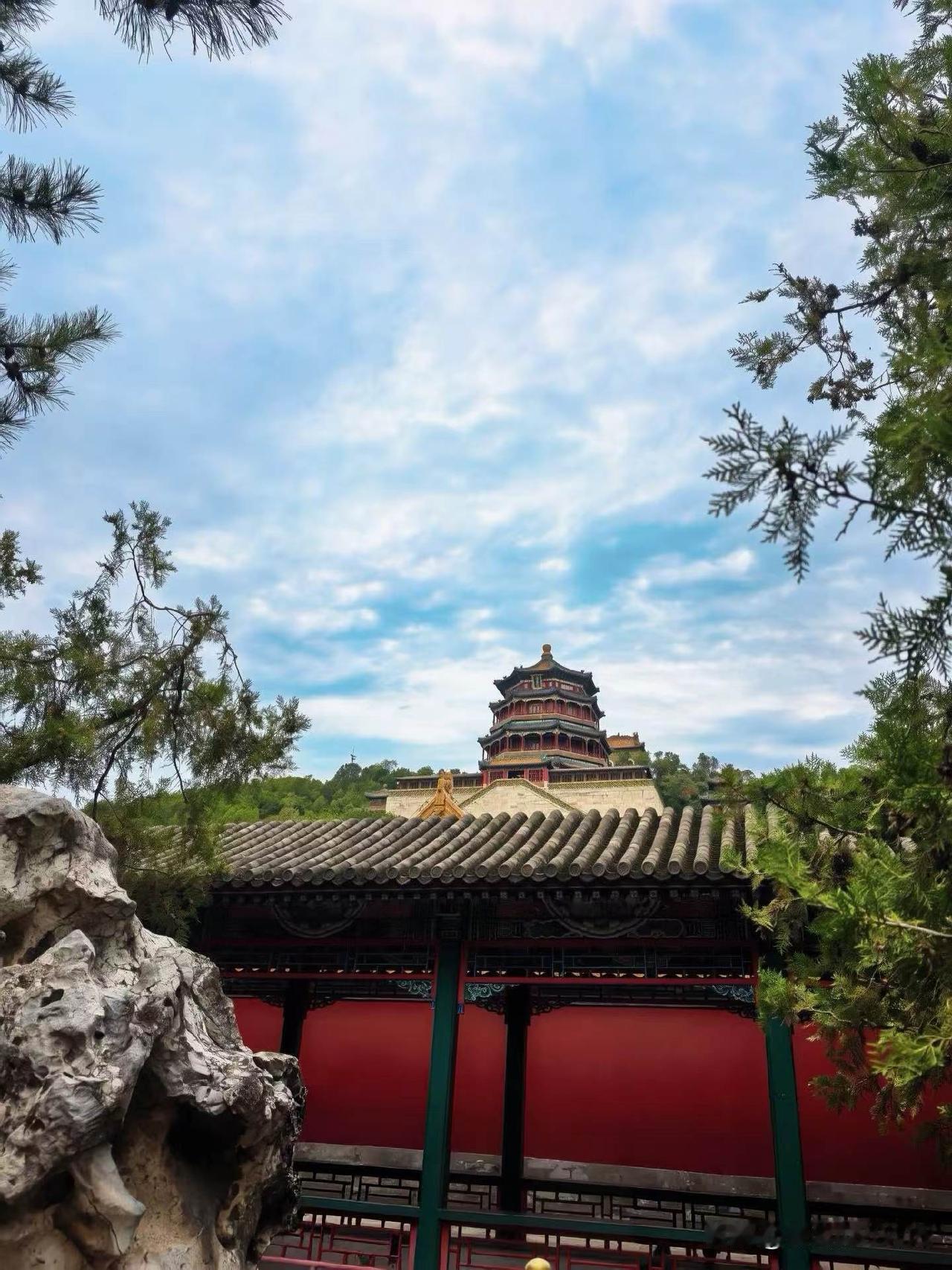 临江仙.再游颐和园

久别昆池重踏影，湖光淡染秋容。
一湖澄碧映苍穹。
长堤牵垂