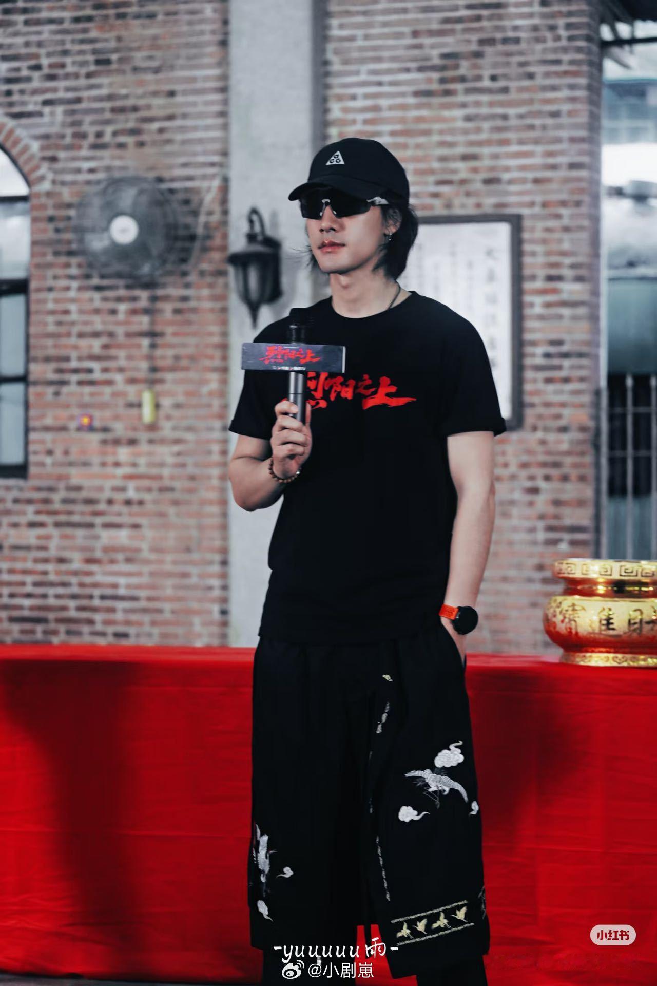 每天蹲此沙《烈阳之上》广州拍摄路透，复古港风氛围感绝了，全新短发造型亮相，和以往