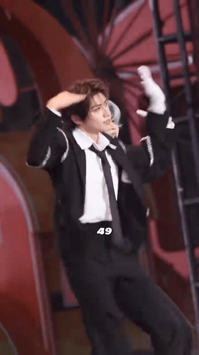 朱志鑫扭胯领域绝对的统治区身上痒就去洗澡好吗？扭来扭去的，看的人心烦这就是三代舞